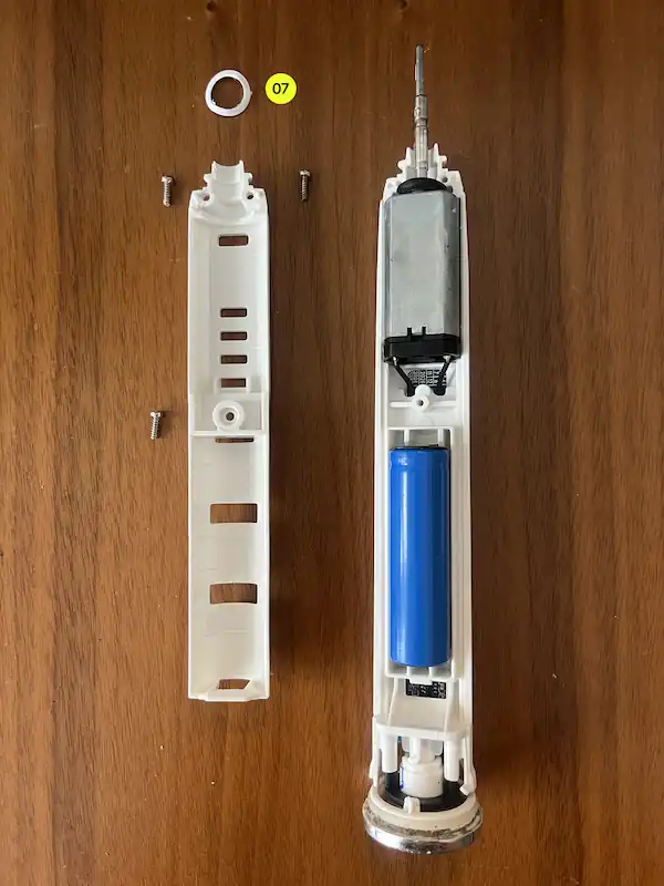 一款电动牙刷附上的电池和电机