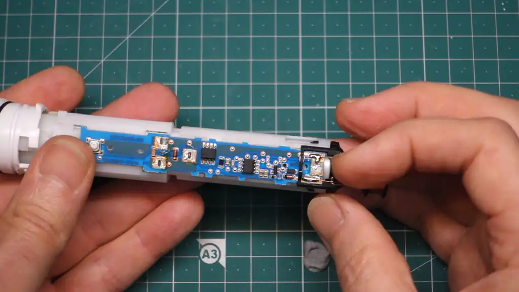 一款电动牙刷内部的PCB板